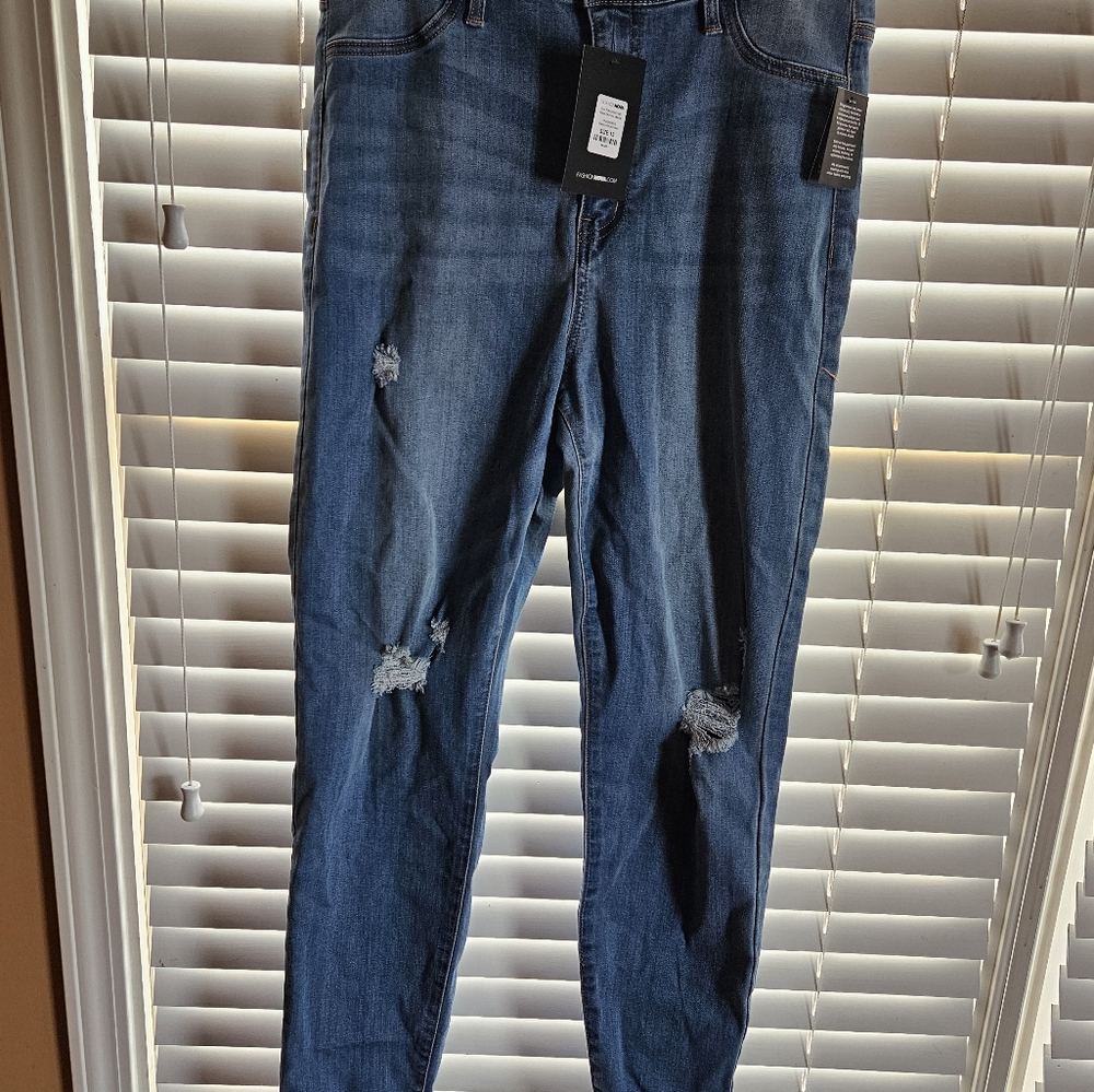 New distressed skinny jeans